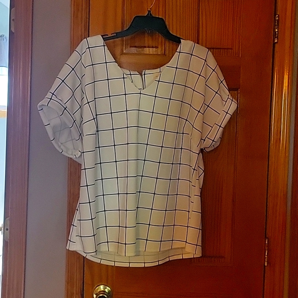 White Plus Size short sleeve blouse by Malloday 1x new with tags zipper detail